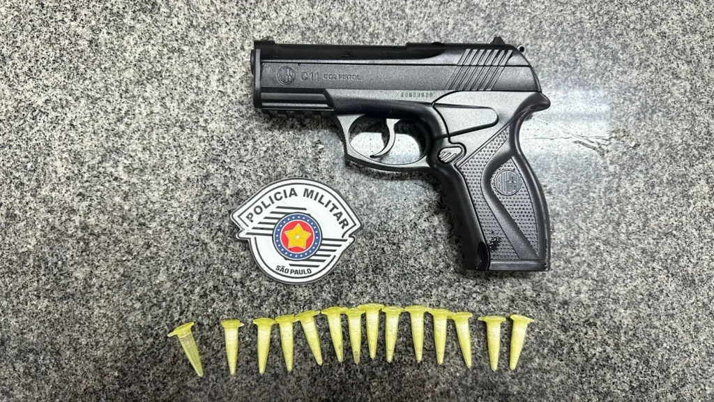 policia-militar-apreende-simulacro-de-arma-e-drogas-em-itapira
