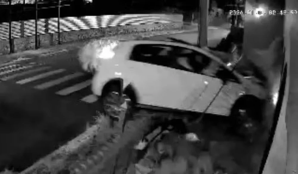 Carro em alta velocidade destrói portão e invade casa em Itapira carro-em-alta-velocidade-destroi-portao-e-invade-residencia-em-itapira