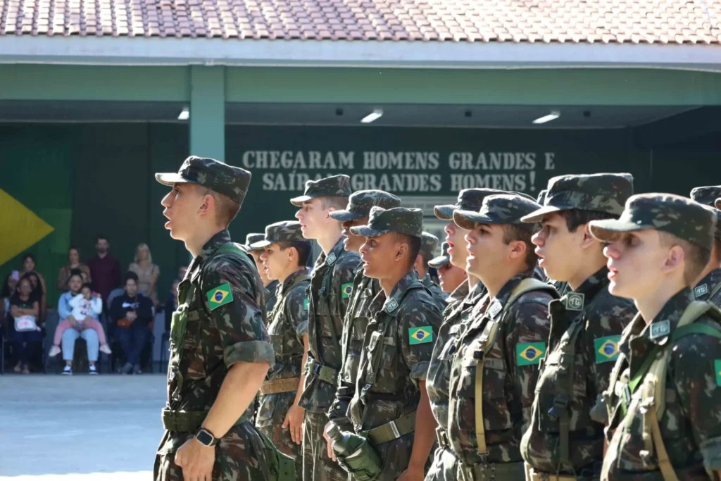 tiro-de-guerra-celebra-dia-do-exercito-com-entrega-da-boina-verde-a-50-atiradores