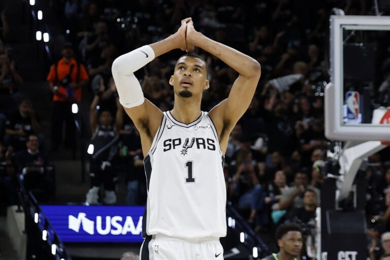 Spurs empatam série contra Wolves e Knicks abrem 2 a 0 sobre os 76ers spurs-empatam-serie-contra-wolves-e-knicks-abrem-2-a-0-sobre-os-76ers