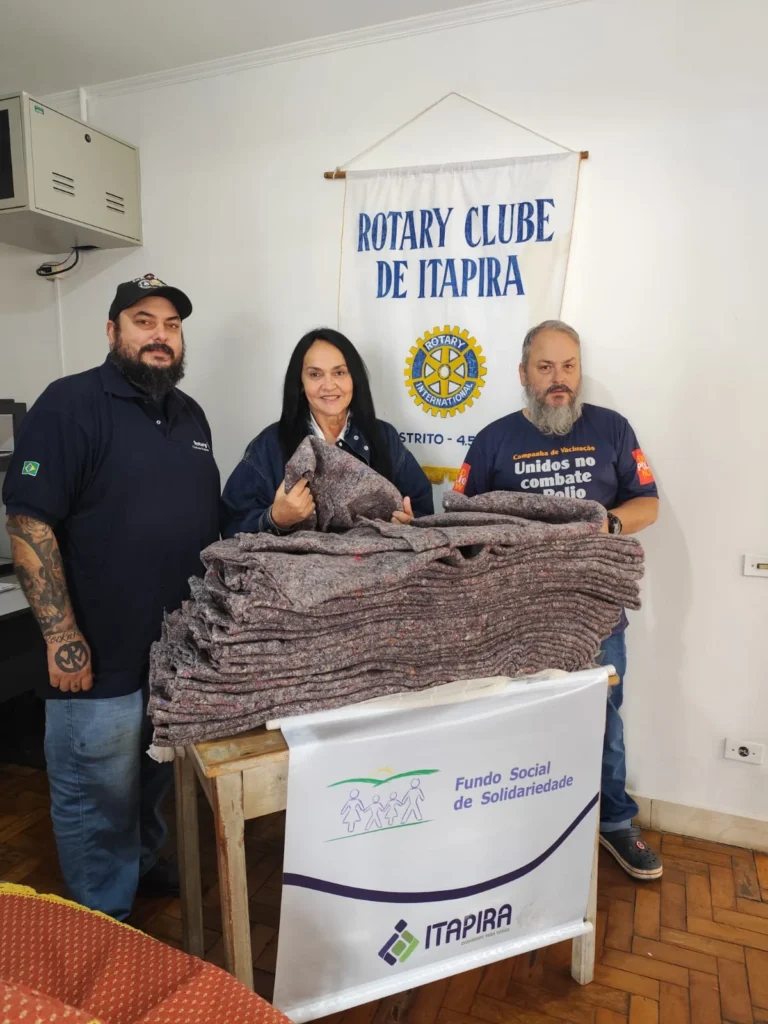 rotary-clube-doa-cobertores-ao-fundo-social-de-itapira